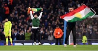توقفت مباراة مانشستر سيتي في دوري أبطال أوروبا أمام الفريق التركي غلطة سراي، مساء اليوم بعد اقتحام عدد من المحتجين أرضية الملعب ورفع العلم الكردي احتجاجاً على خلفية الهجوم البربري على روچ آڤا